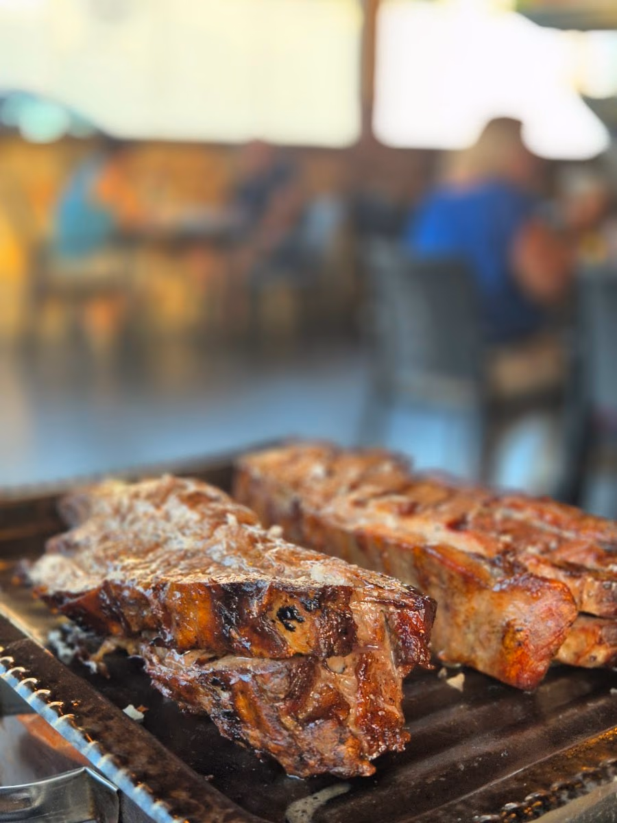 Fotografía de la mesa y los platos de Asador La Granja en su ficha de Google Maps